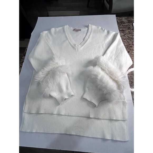 Philosophy by Republic Woman’s Size XL V-Neck White Sweater with Faux Fur Cuffs. - Picture 4 of 12
